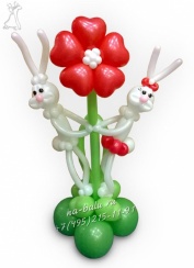 Зайцы с цветком из воздушных шаров, размер 80см