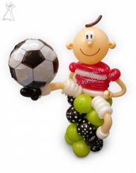 Футболист мальчик из воздушных шаров