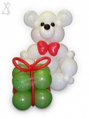 Медвежонок с подарком из воздушных шаров
