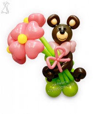 Шоколадный мишка с цветами из воздушных шаров